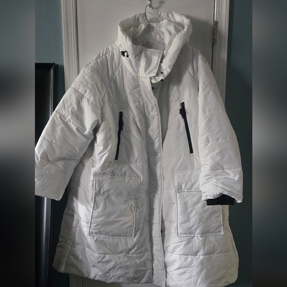 NWT 4X Avenue White Puffer Jacket with Black Accents